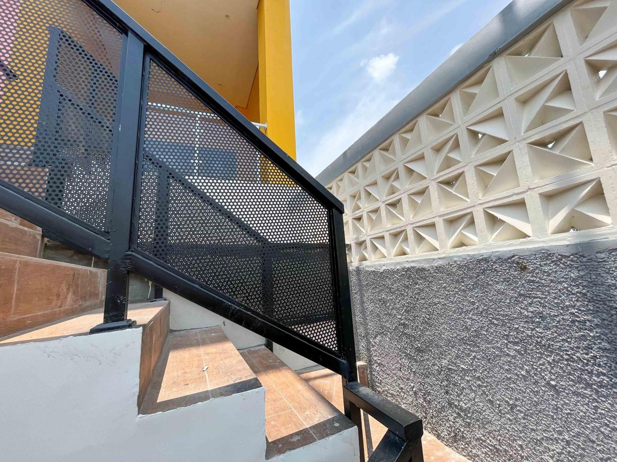Sans Hotel Premiere Majapahit Semarang Ngoại thất bức ảnh